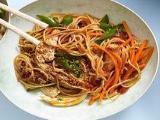 (VARM RET) Stegt noodle box m kyllingspyd (Mild)